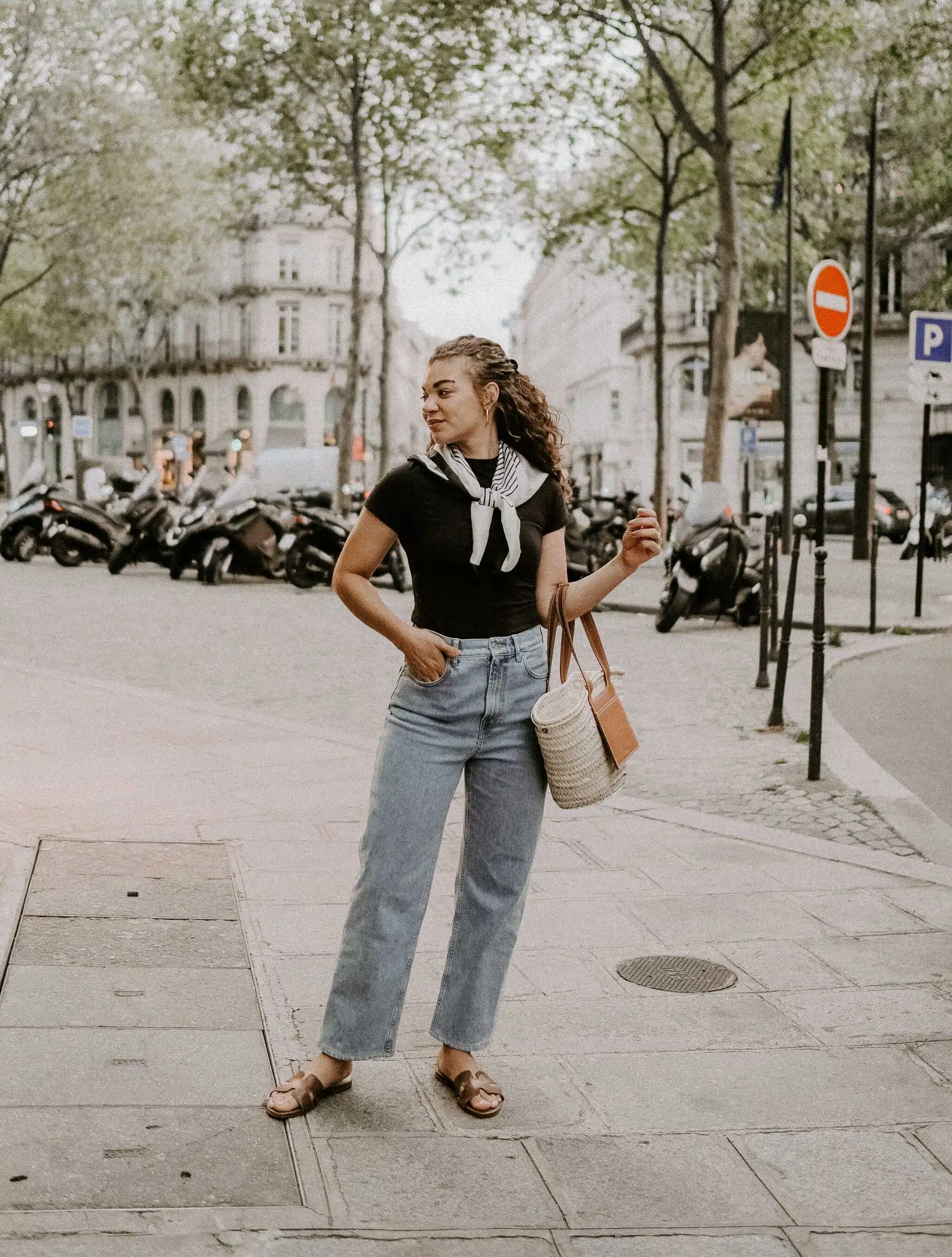 chic spring outfit in Paris