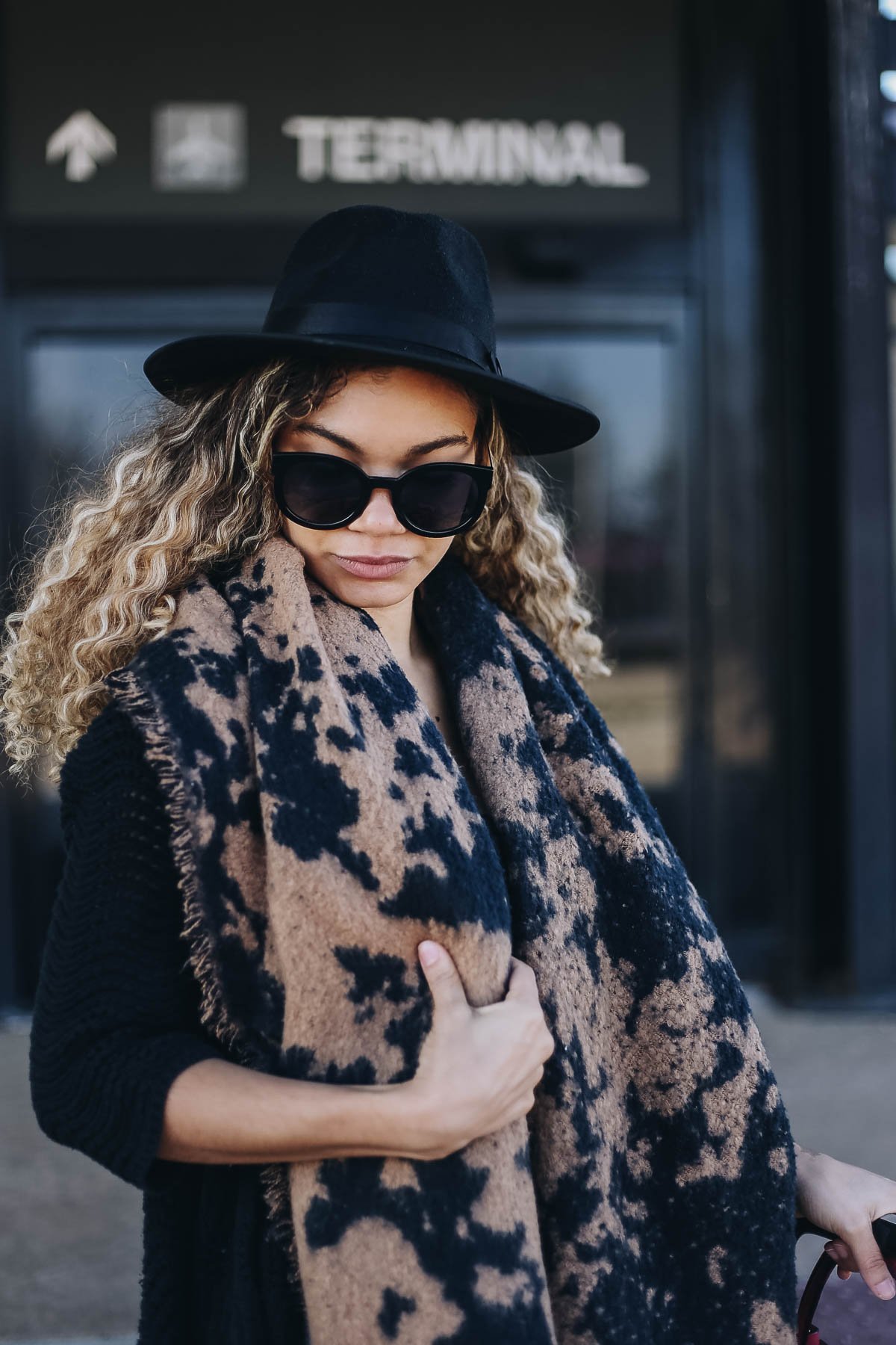 Are you a classy traveler that wants to look chic at the airport? Check out these travel outfits and accessories for your stylish traveling outfits!