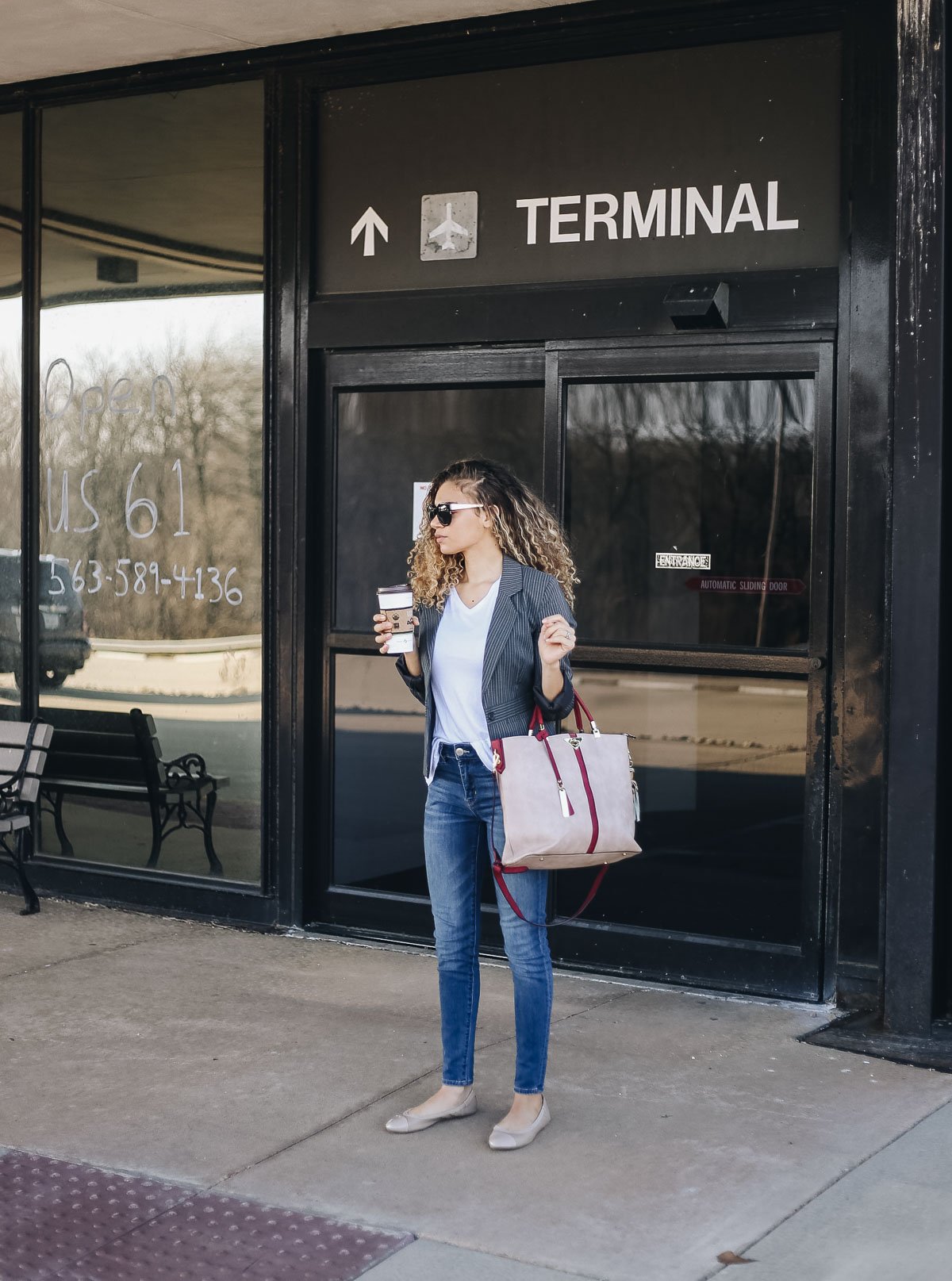 Are you a classy traveler that wants to look chic at the airport? Check out these travel outfits and accessories for your stylish traveling outfits!