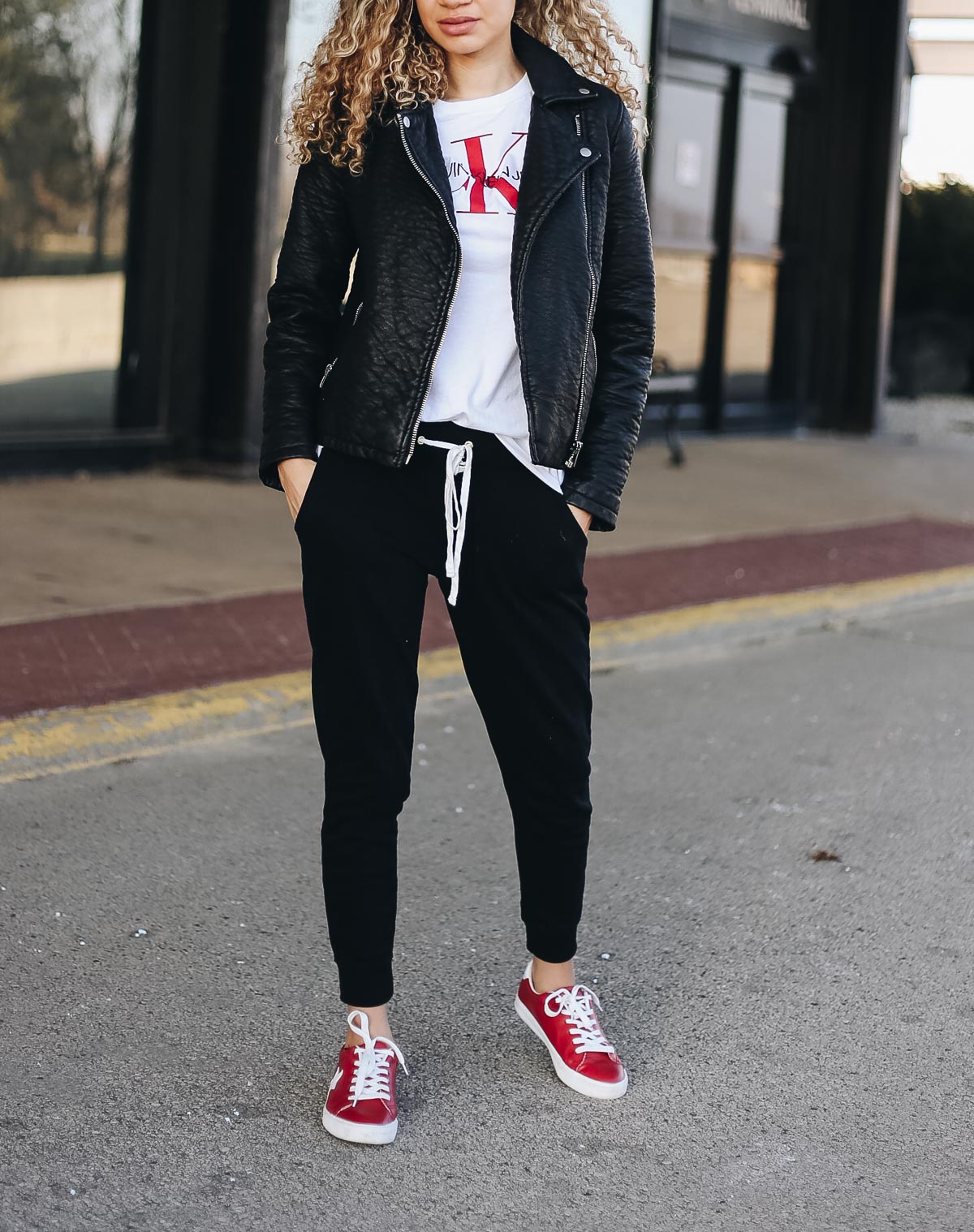 comfy airport outfit with joggers and sneakers