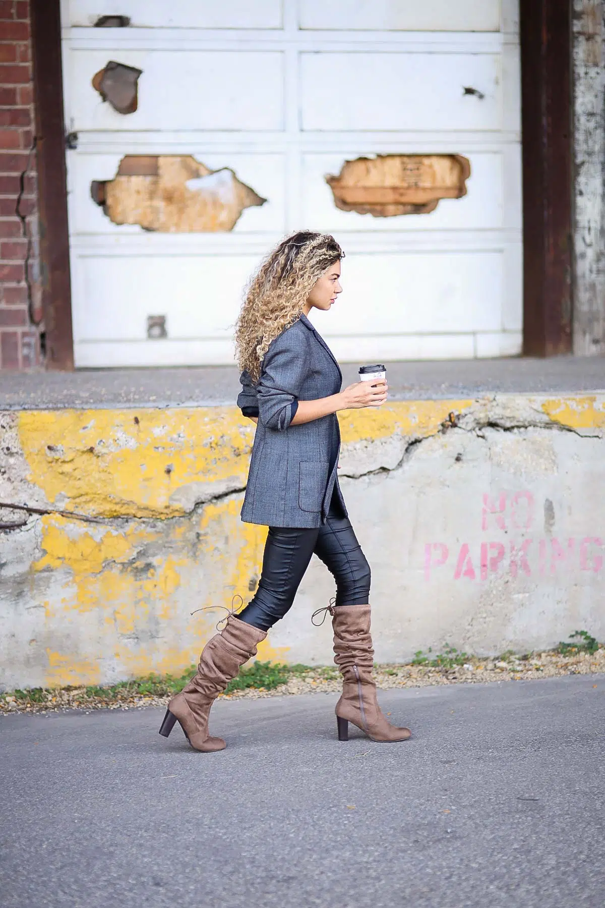 fall outfit, black leggings and brown boots