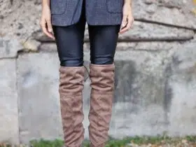 brown boots and black leggings outfit